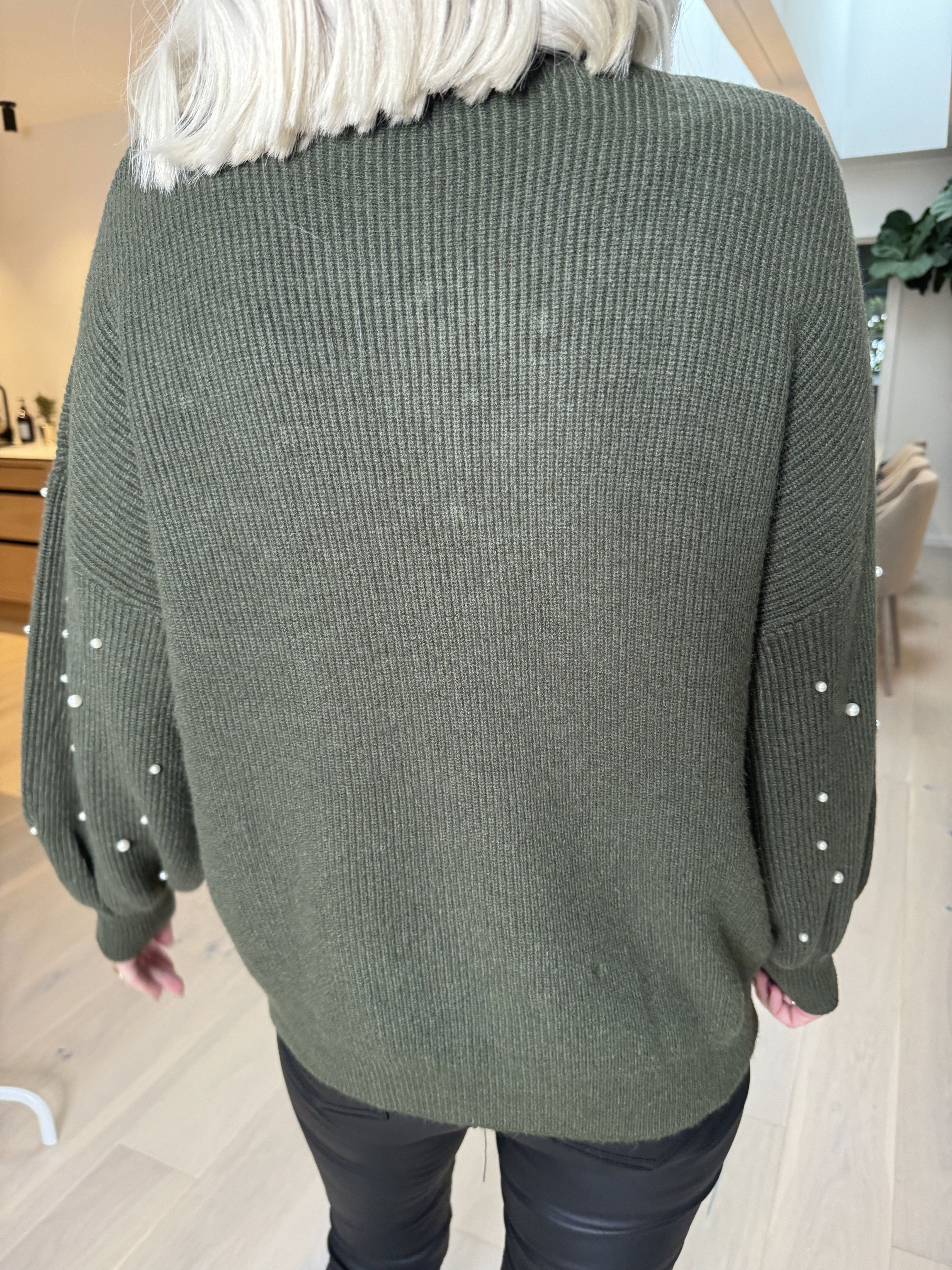 Diara - Stickad blus med ballongärmar och vita pärlor